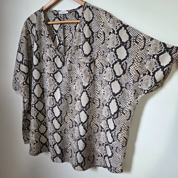 EUC LIKE NEW JODIFL SNAKESKIN PRINT DEEP V NECK OVERSIZED TEE SIZE M - Picture 1 of 12